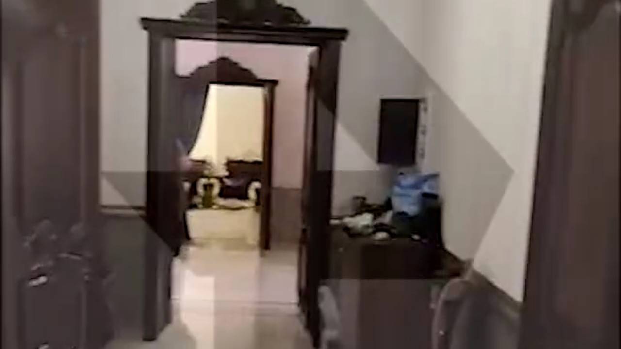 Обыски в роскошном доме связанного с радикалами семейства показали на видео Обыски в роскошном доме связанного с радикалами семейства показали на видео