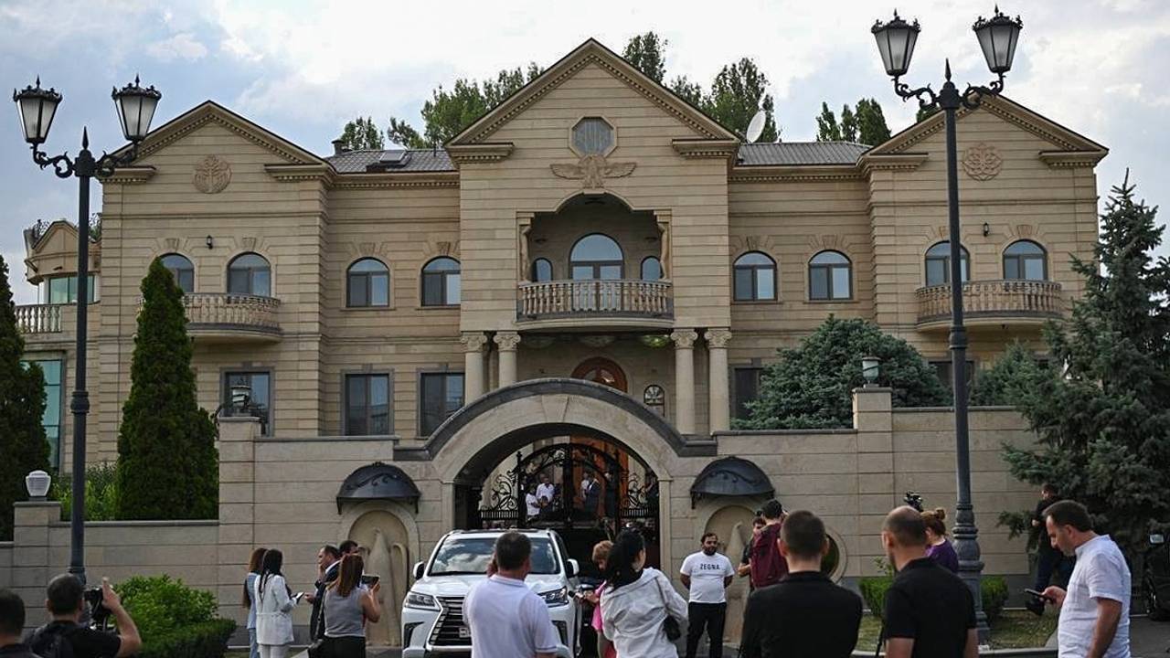 Стало известно число задержанных у дома Карапетяна в Армении Стало известно число задержанных у дома Карапетяна в Армении
