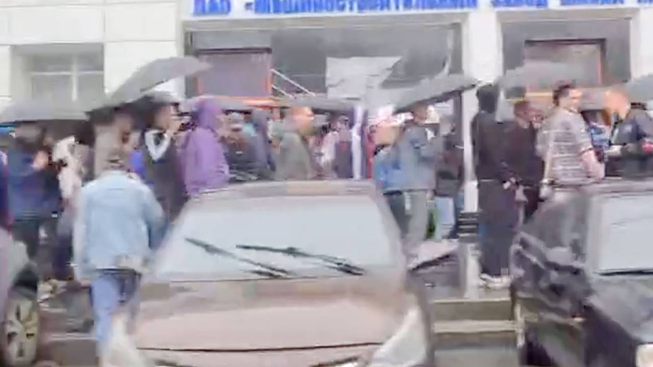 В российском городе рабочие два часа не могли попасть на завод по одной причине В российском городе рабочие два часа не могли попасть на завод по одной причине