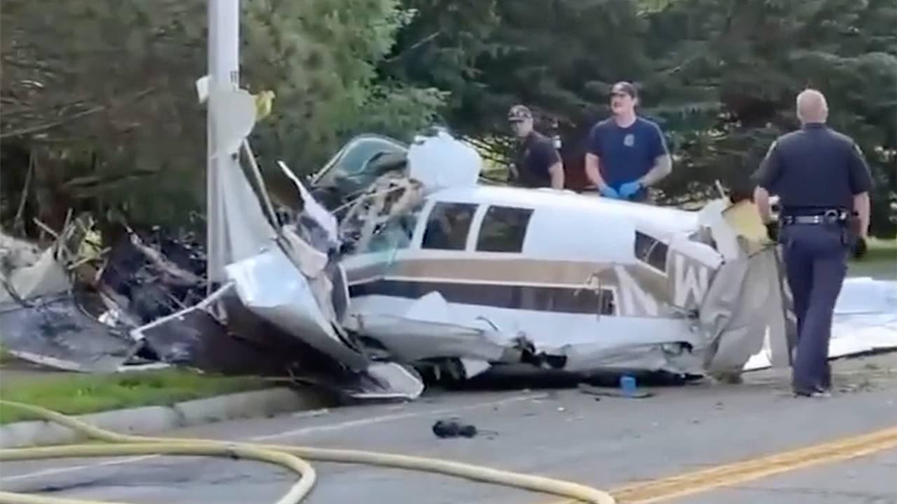 Небольшой самолет упал на жилую улицу, развалился надвое и попал на видео Небольшой самолет упал на жилую улицу, развалился надвое и попал на видео
