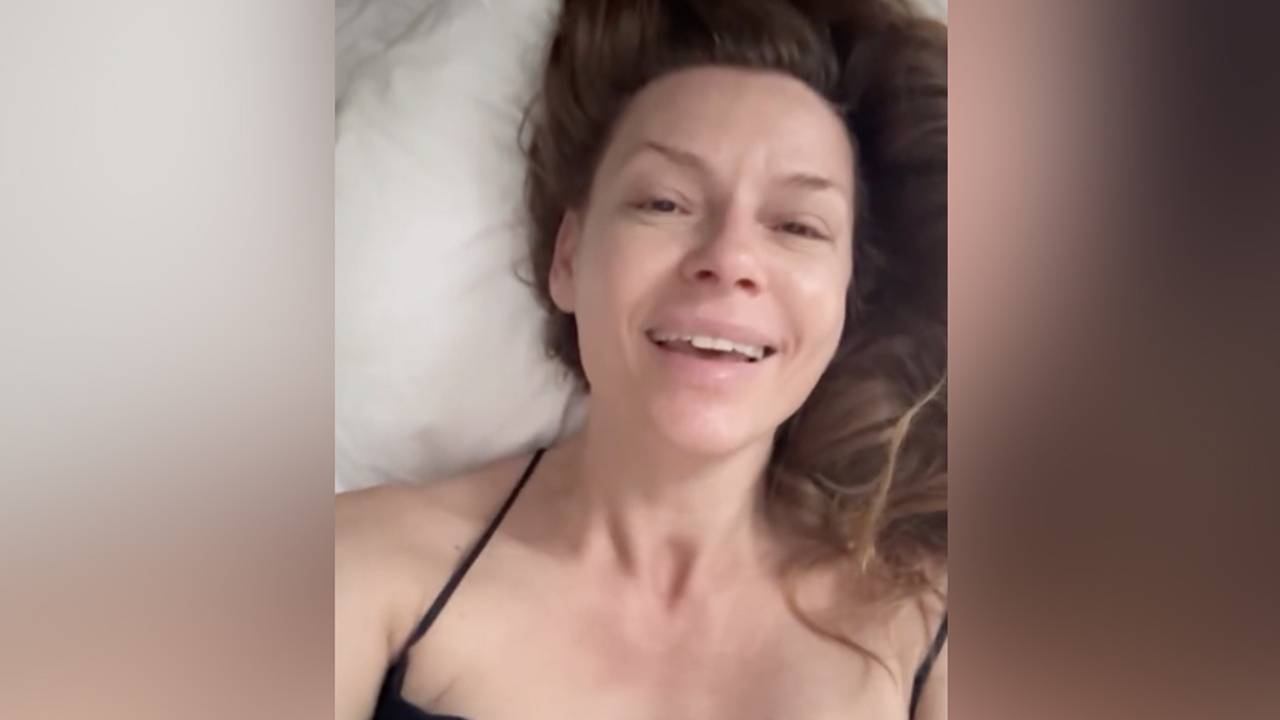 47-летняя Любовь Толкалина без макияжа снялась в сорочке 47-летняя Любовь Толкалина без макияжа снялась в сорочке