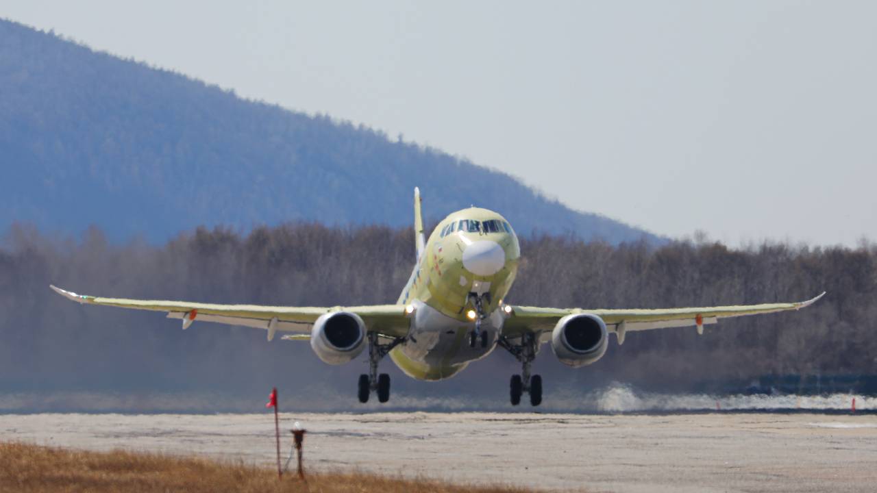 Импортозамещенный SJ 100 впервые пролетел почти через всю Россию Импортозамещенный SJ 100 впервые пролетел почти через всю Россию