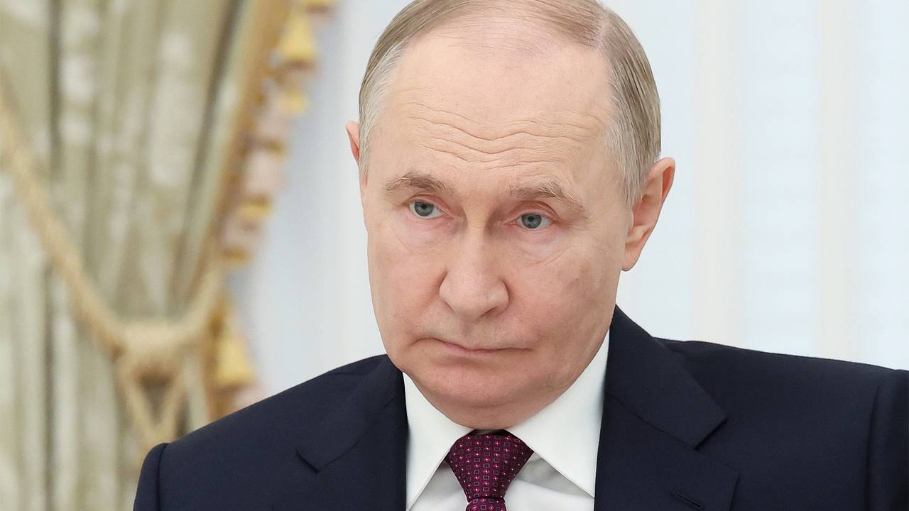 Путин посмертно наградил спасшего сотни россиян при теракте под Брянском машиниста