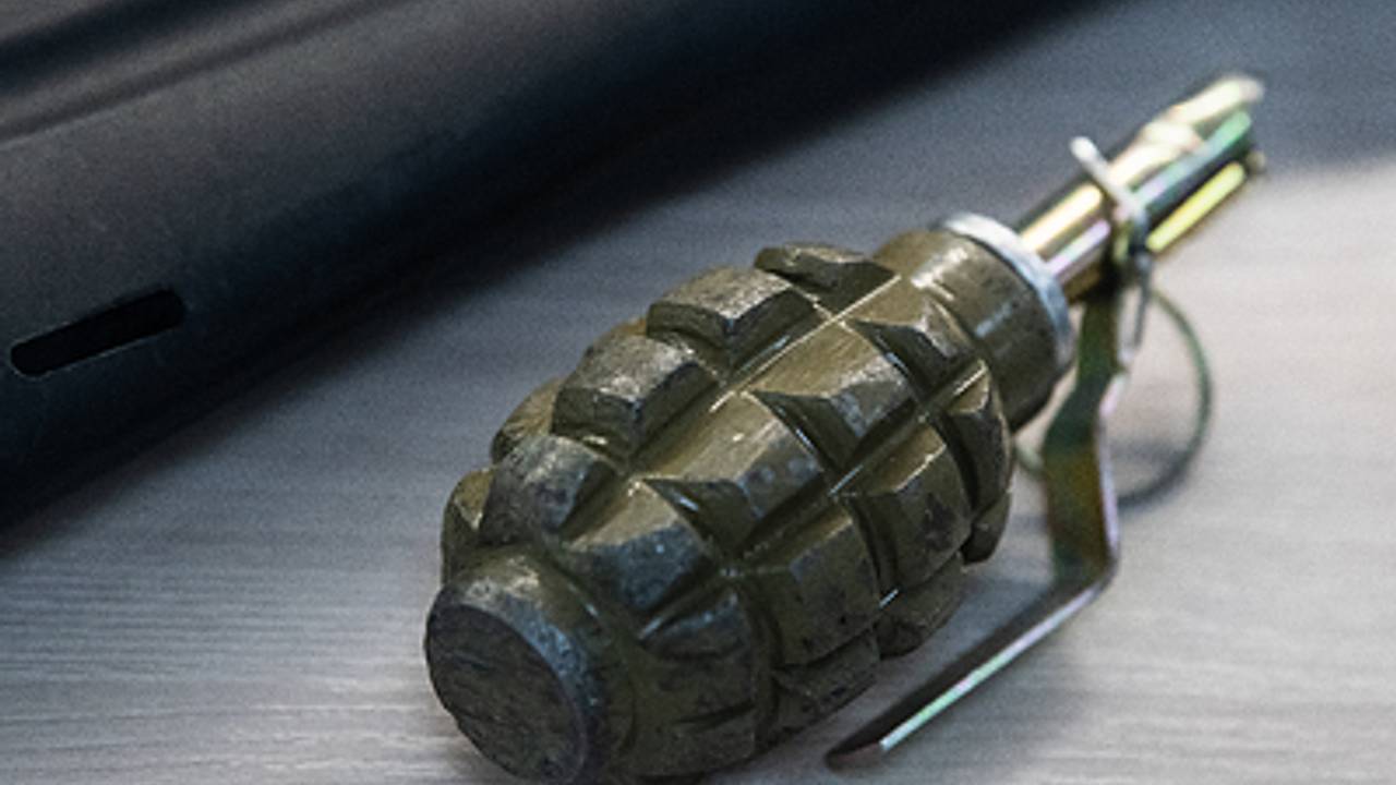 Украинцы решили спасаться от военкомов гранатами Украинцы решили спасаться от военкомов гранатами