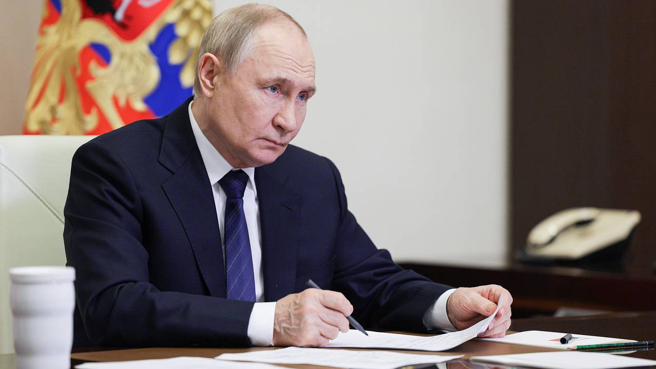 Путин присвоил почетные наименования трем воюющим в зоне СВО соединениям Путин присвоил почетные наименования трем воюющим в зоне СВО соединениям