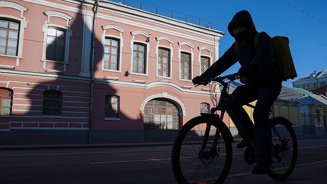 В России предложили ввести лицензирование деятельности курьеров В России предложили ввести лицензирование деятельности курьеров
