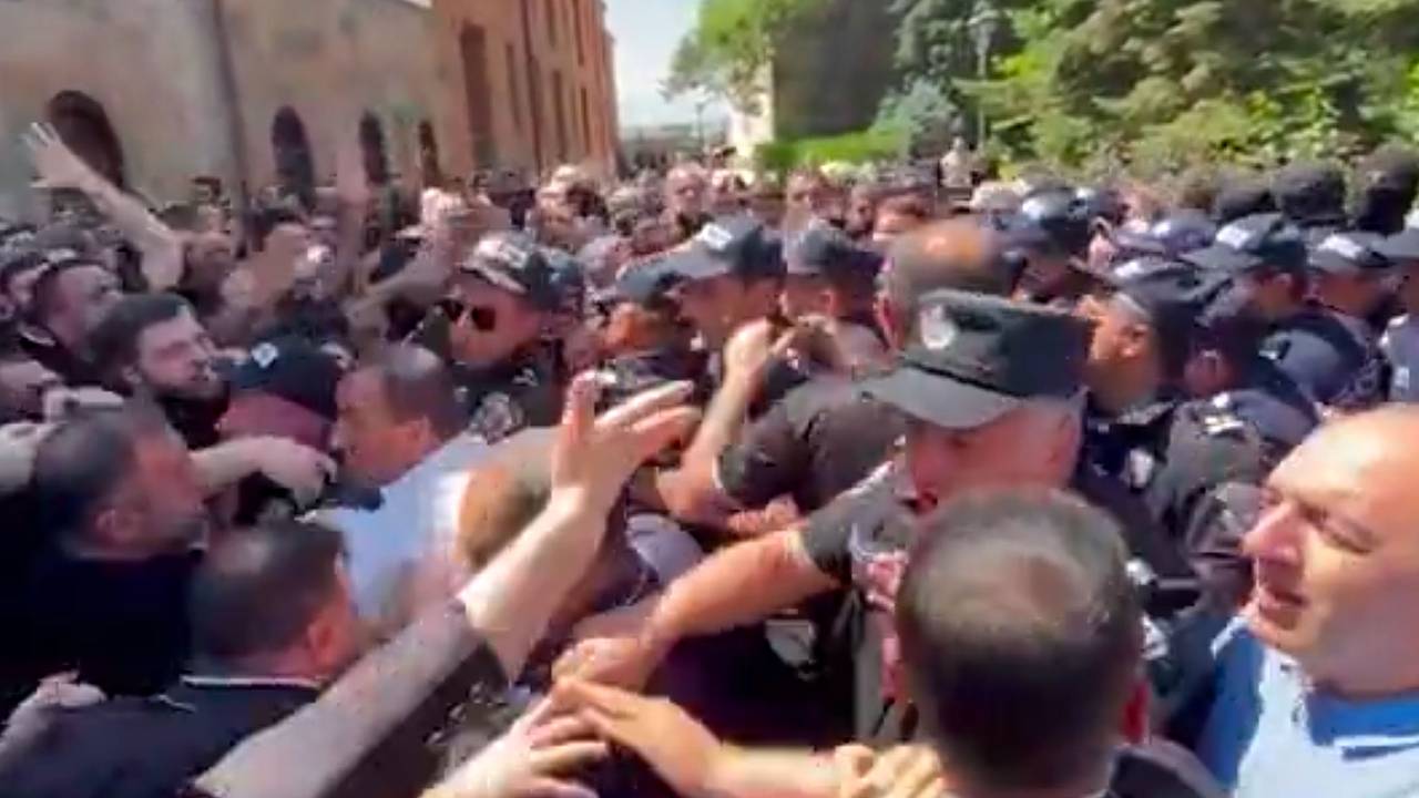 В резиденции армянского католикоса произошла потасовка с полицией