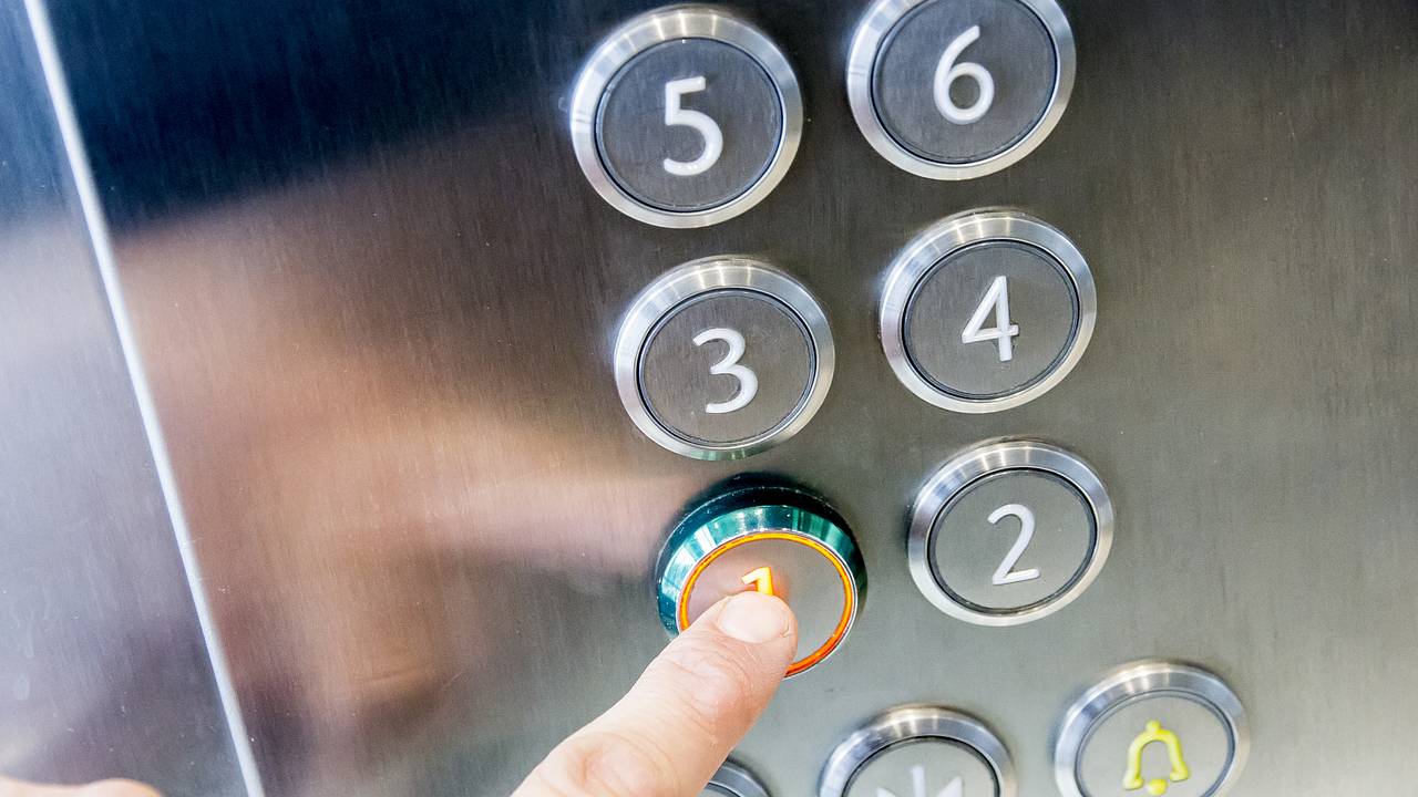 Двери лифта чуть не раздавили голову пенсионерке