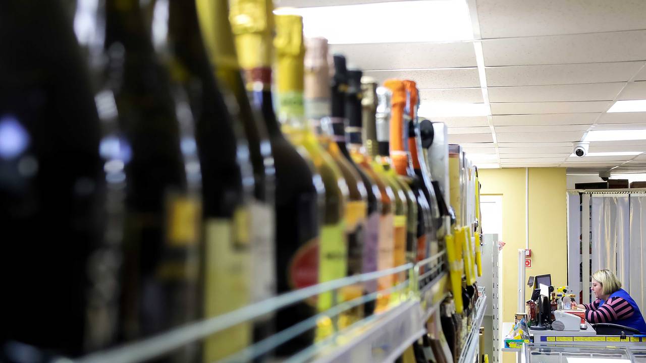 В Госдуме поддержали запрет на продажу алкоголя в некоторых регионах России В Госдуме поддержали запрет на продажу алкоголя в некоторых регионах России