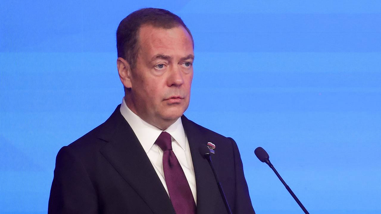 Медведев оценил шаг «тряпичной куклы с накокаинным носом» Медведев оценил шаг «тряпичной куклы с накокаинным носом»