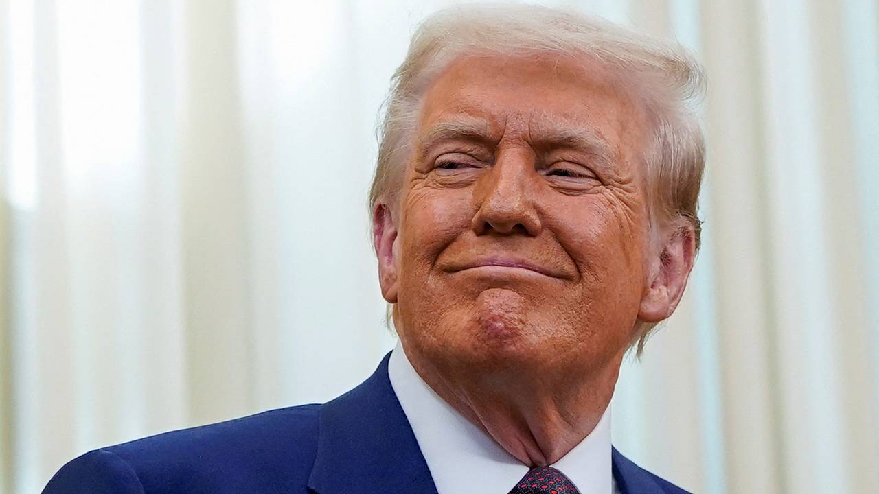Белый дом опубликовал нецензурный постер с Трампом
