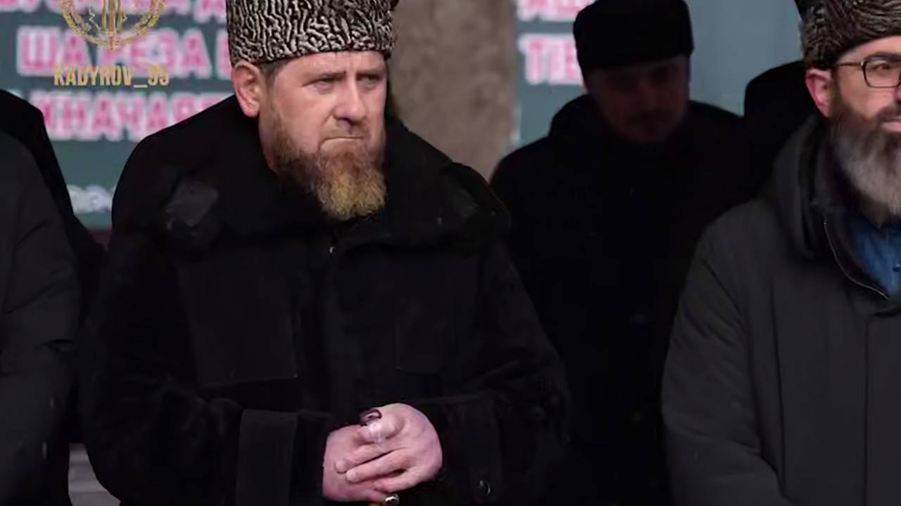 Кадыров появился на публике с тростью