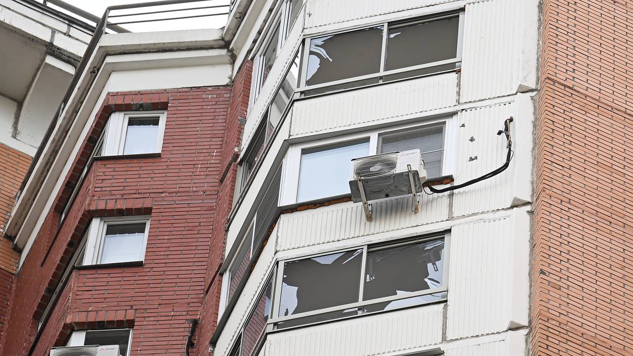В российском городе беспилотник ВСУ попал в жилой дом. Начался пожар, пострадали люди