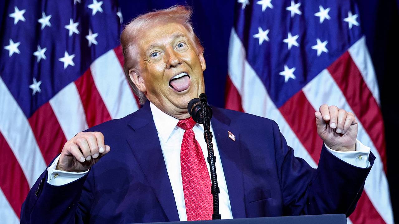 Трамп внезапно начал издавать странные звуки и кривляться во время выступления Трамп внезапно начал издавать странные звуки и кривляться во время выступления