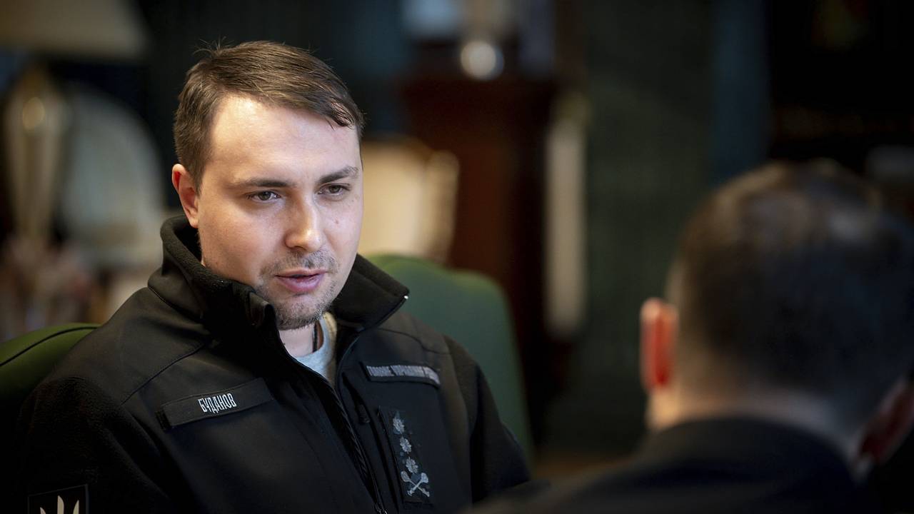 Буданов в костюме попозировал на фоне саркофага Наполеона