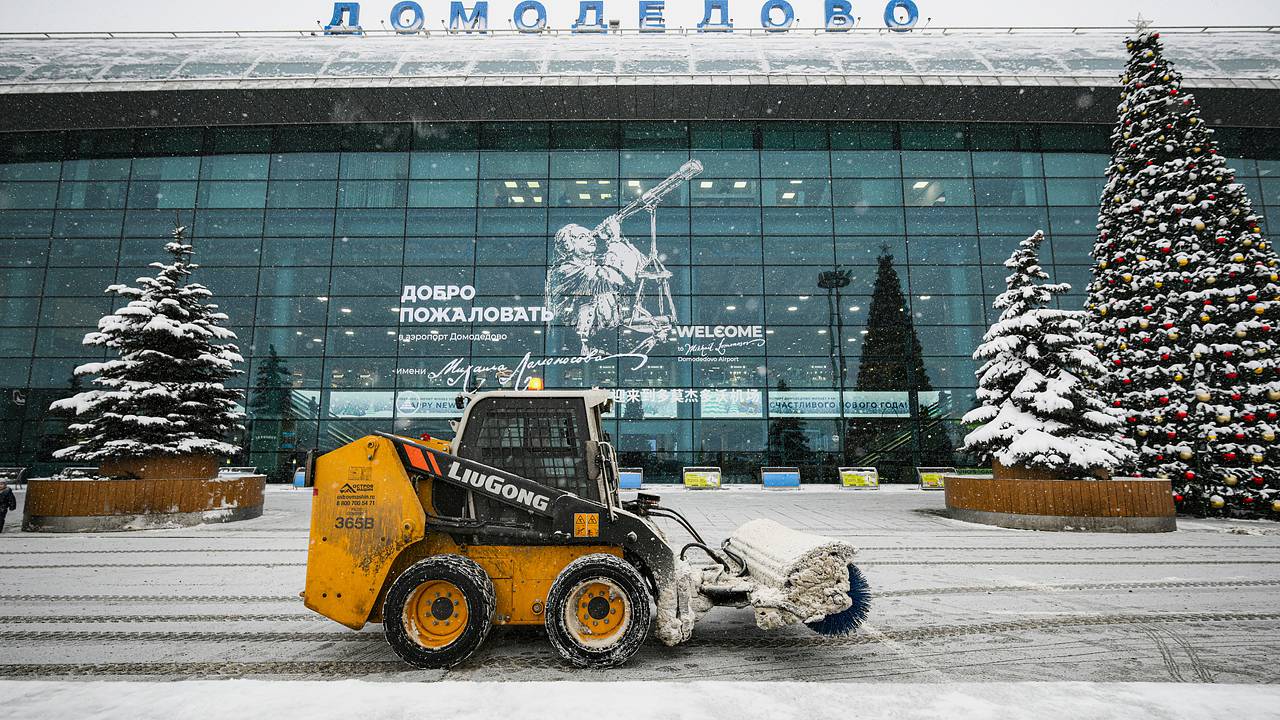 Раскрыта обстановка в аэропортах Москвы на фоне аномального снегопада