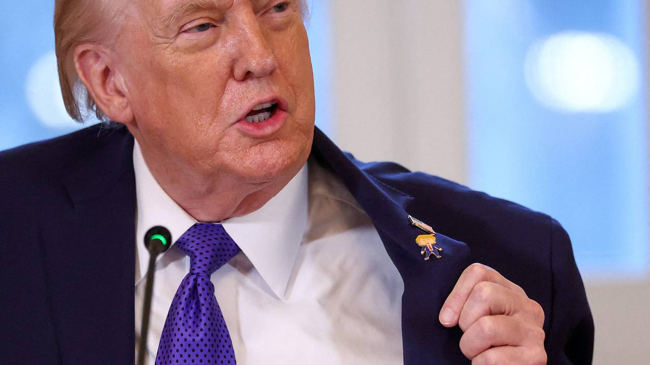 На пиджаке Трампа заметили необычный значок