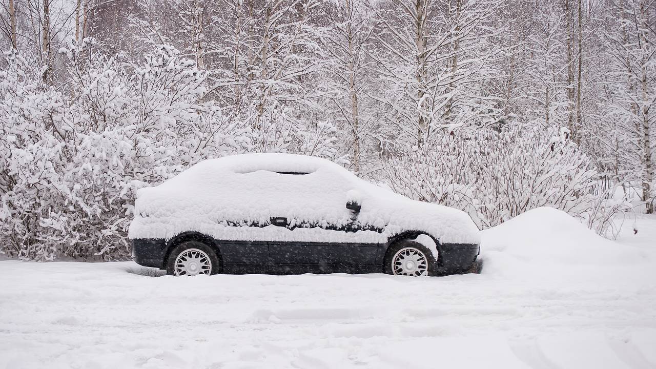 В МЧС перечислили способы правильно откапывать автомобиль из-под снега
