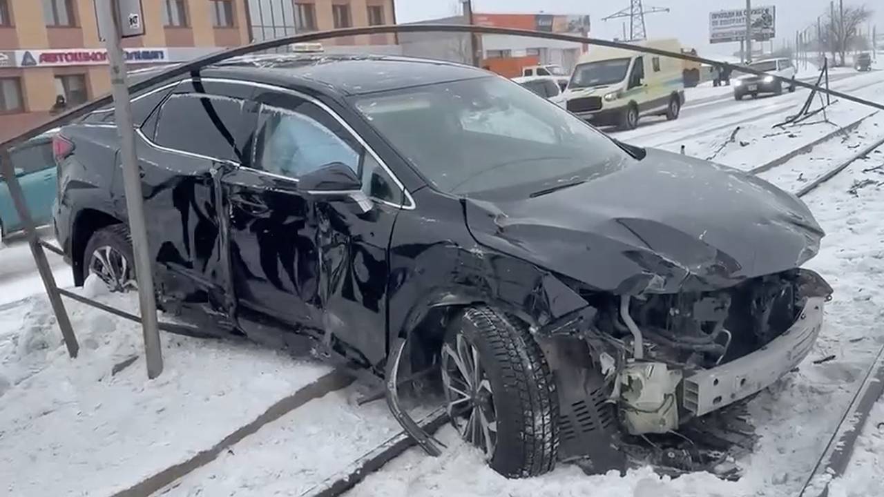 В Улан-Удэ легковушка протаранила остановку