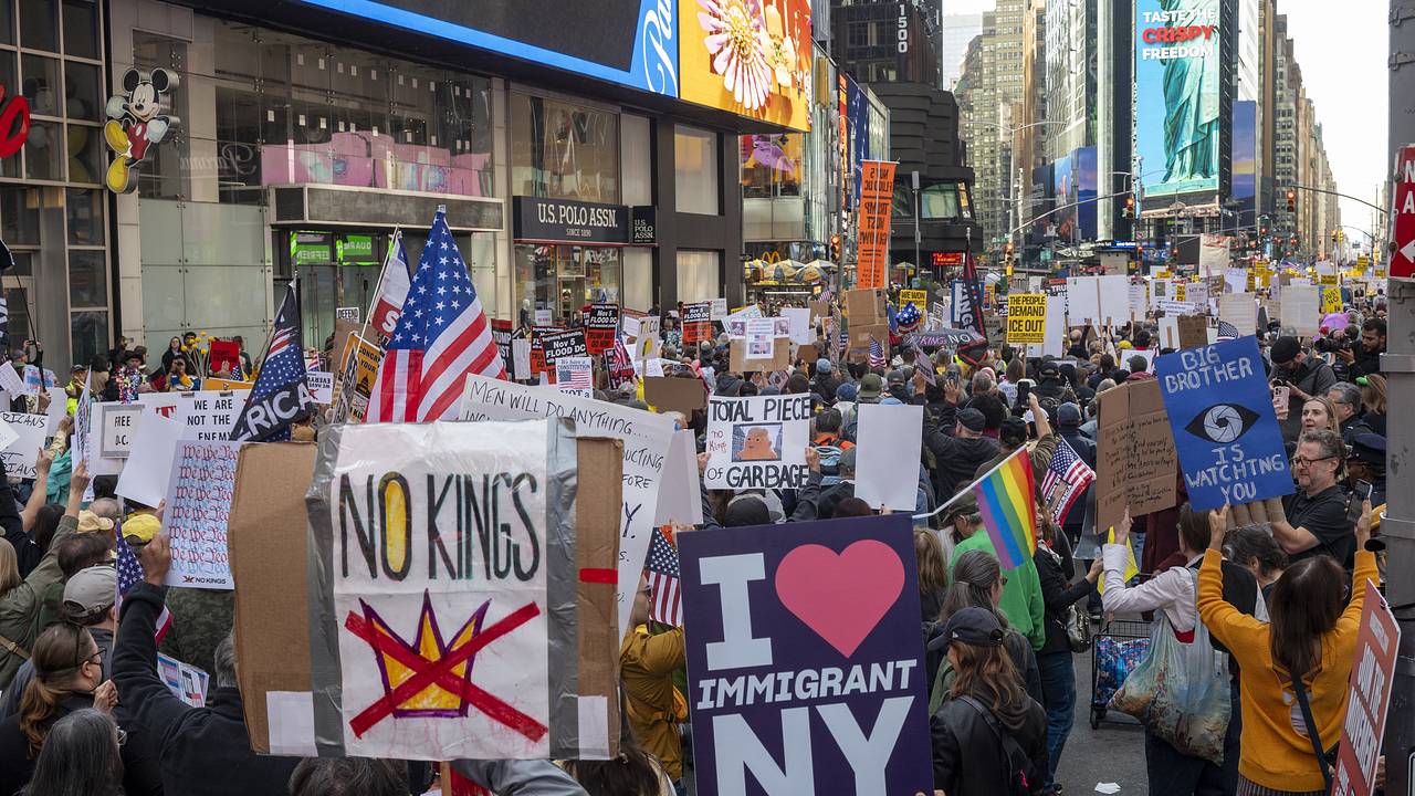 Несколько тысяч американцев в Нью-Йорке вышли на митинг против политики Трампа