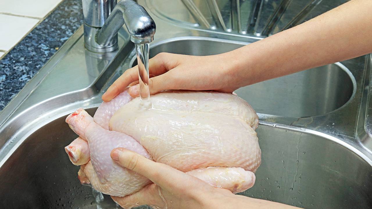 Врач призвал россиян не мыть мясо