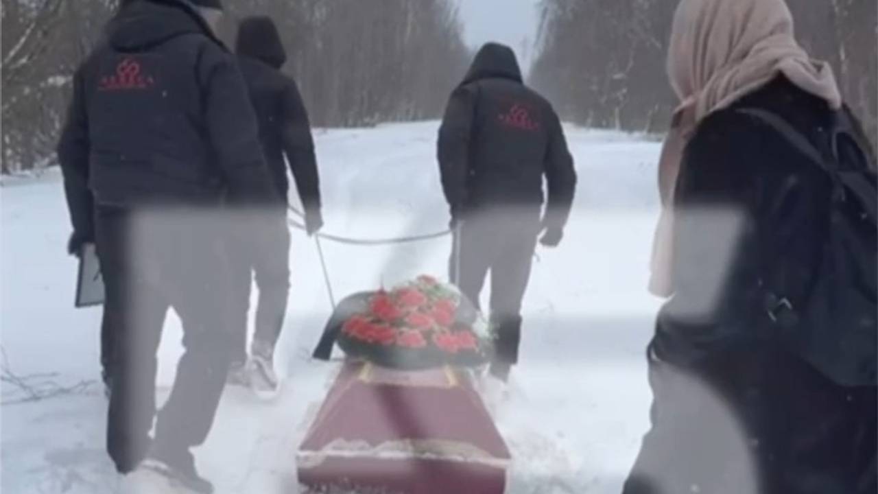 Вынужденных тянуть гроб на санях россиян сняли на видео
