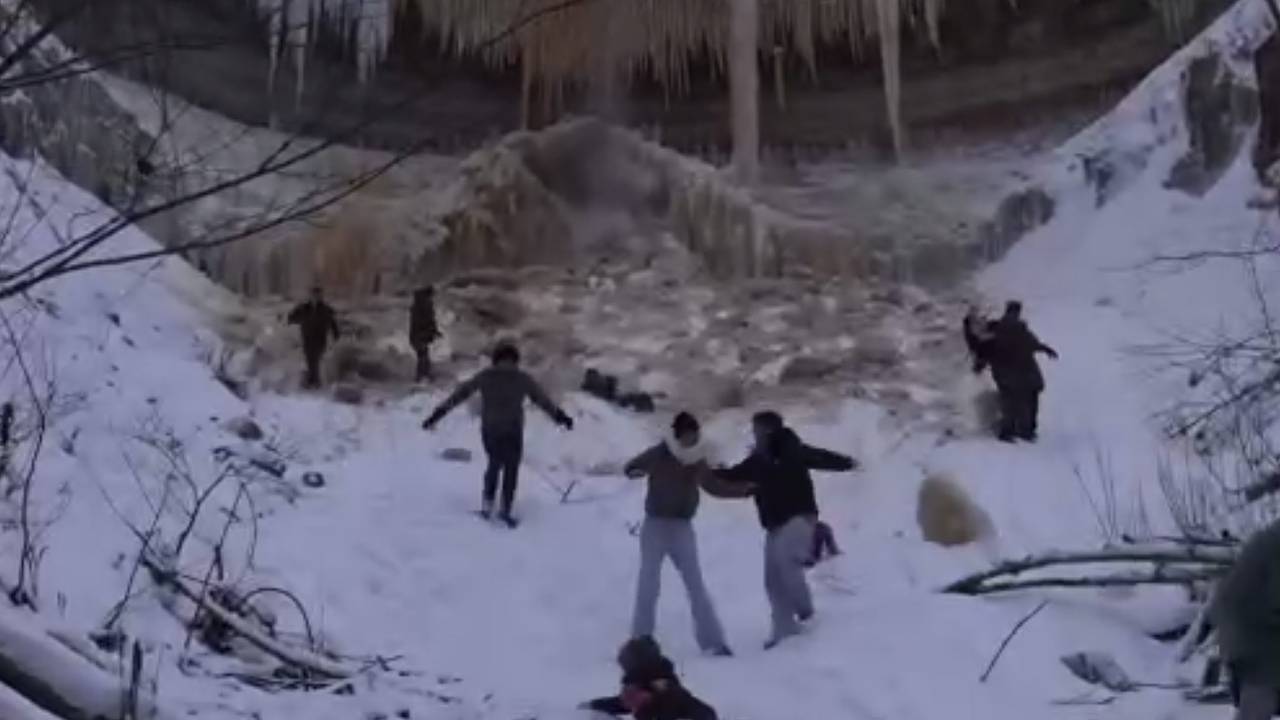 Замерзший водопад обрушился на туристов в бывшей стране СССР и попал на видео
