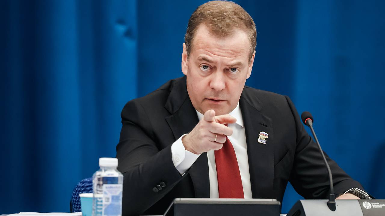 Медведев призвал Трампа «поторопиться» с Гренландией