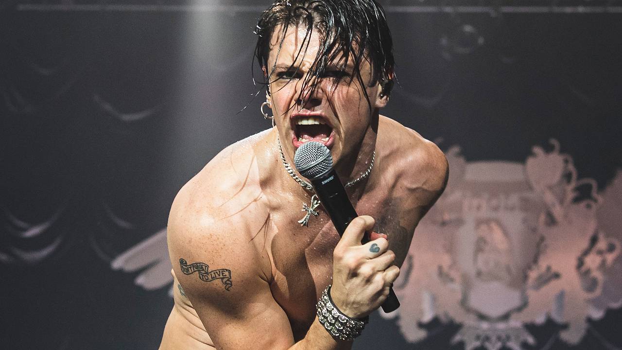 Известного музыканта сняли полностью обнаженным на яхте