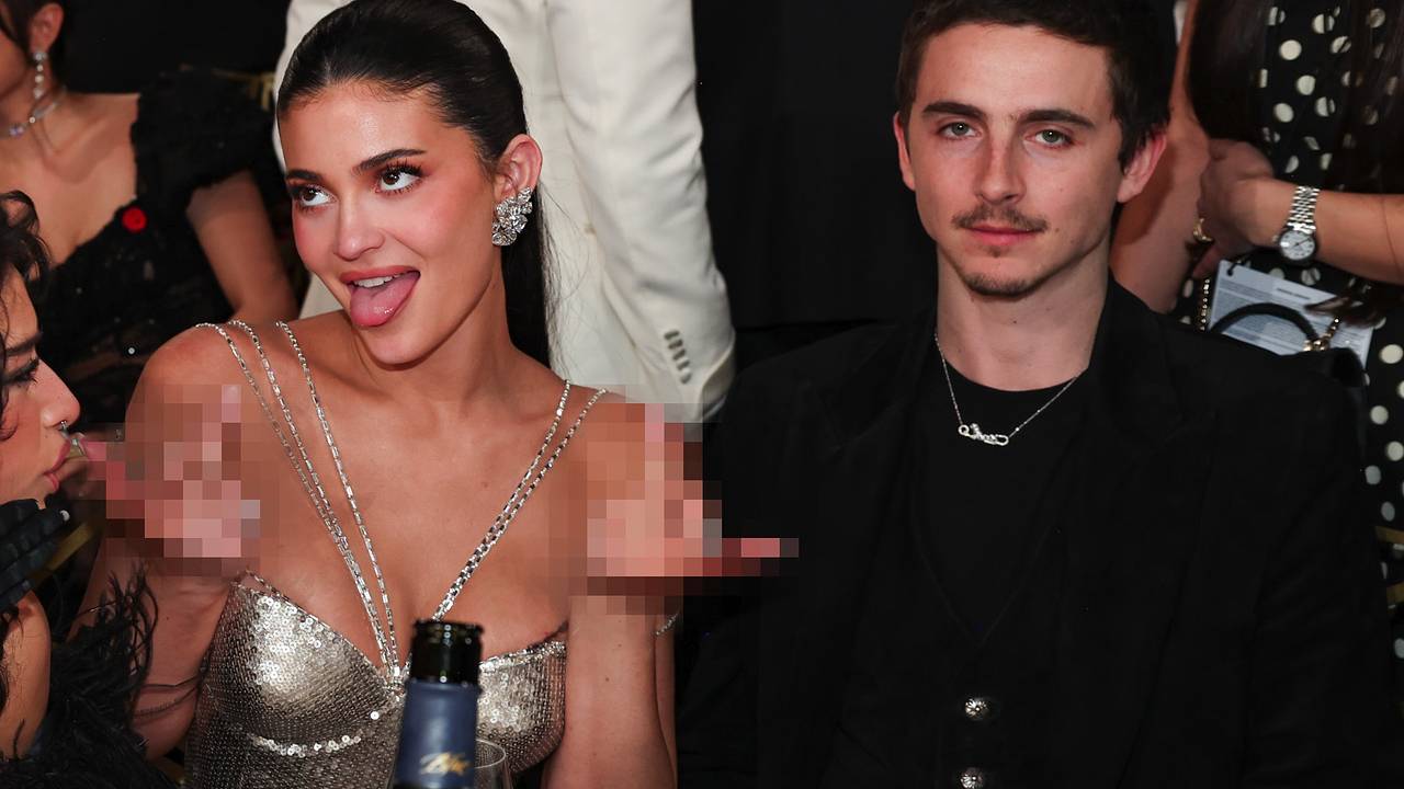 В сети высмеяли совместное фото Тимоти Шаламе и Кайли Дженнер с непристойным жестом