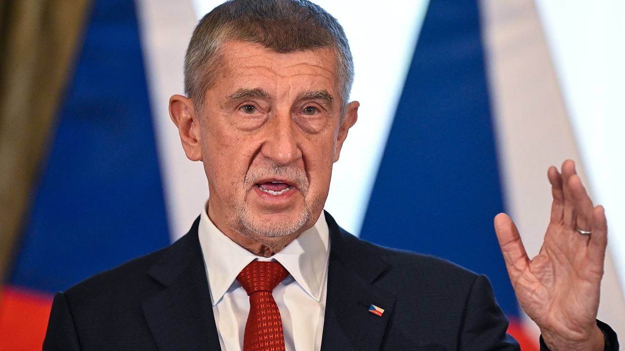 Новый премьер Чехии рассказал о тайных поставках оружия Украине