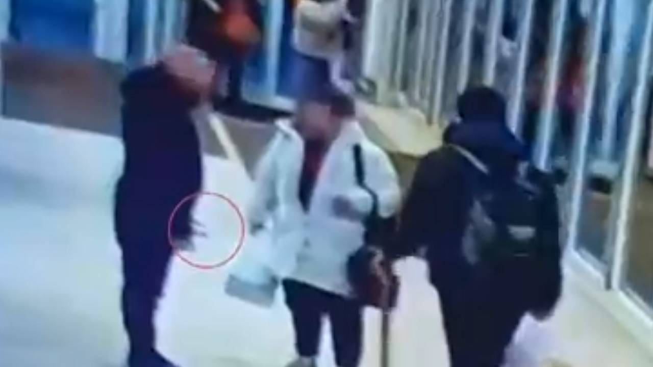 Разгуливавший в торговом центре российского города мужчина с ножом попал на видео