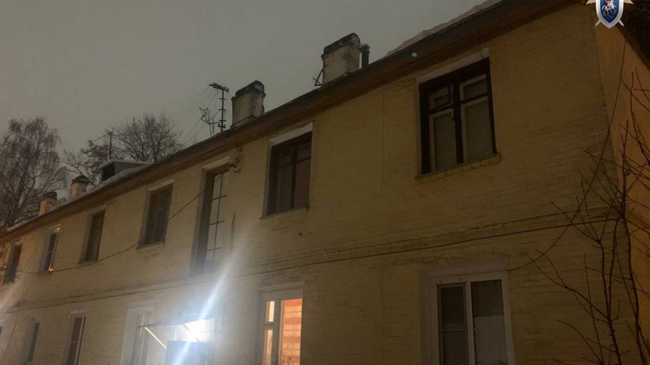 Огромная глыба льда с крыши рухнула на россиянку