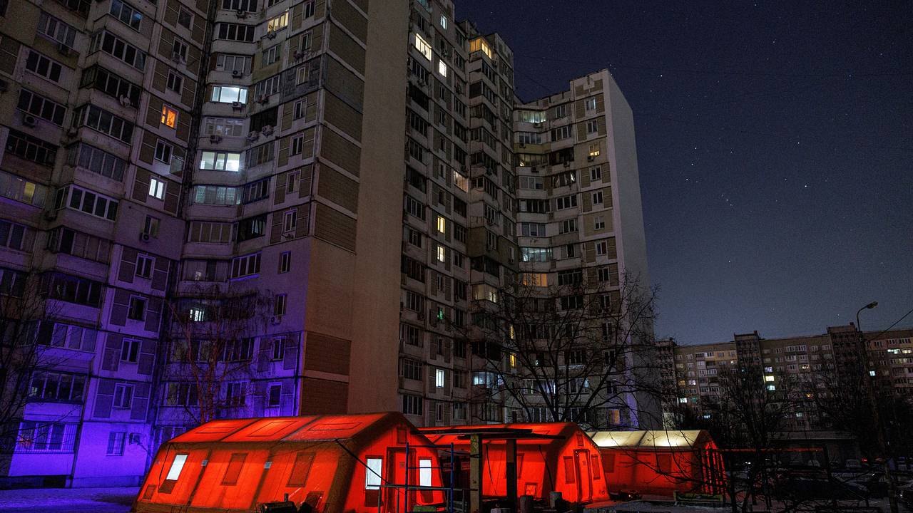 «Погружают в каменный век». Киев накрыл блэкаут. Горожане спят в куртках и греют кирпичи, как в СССР