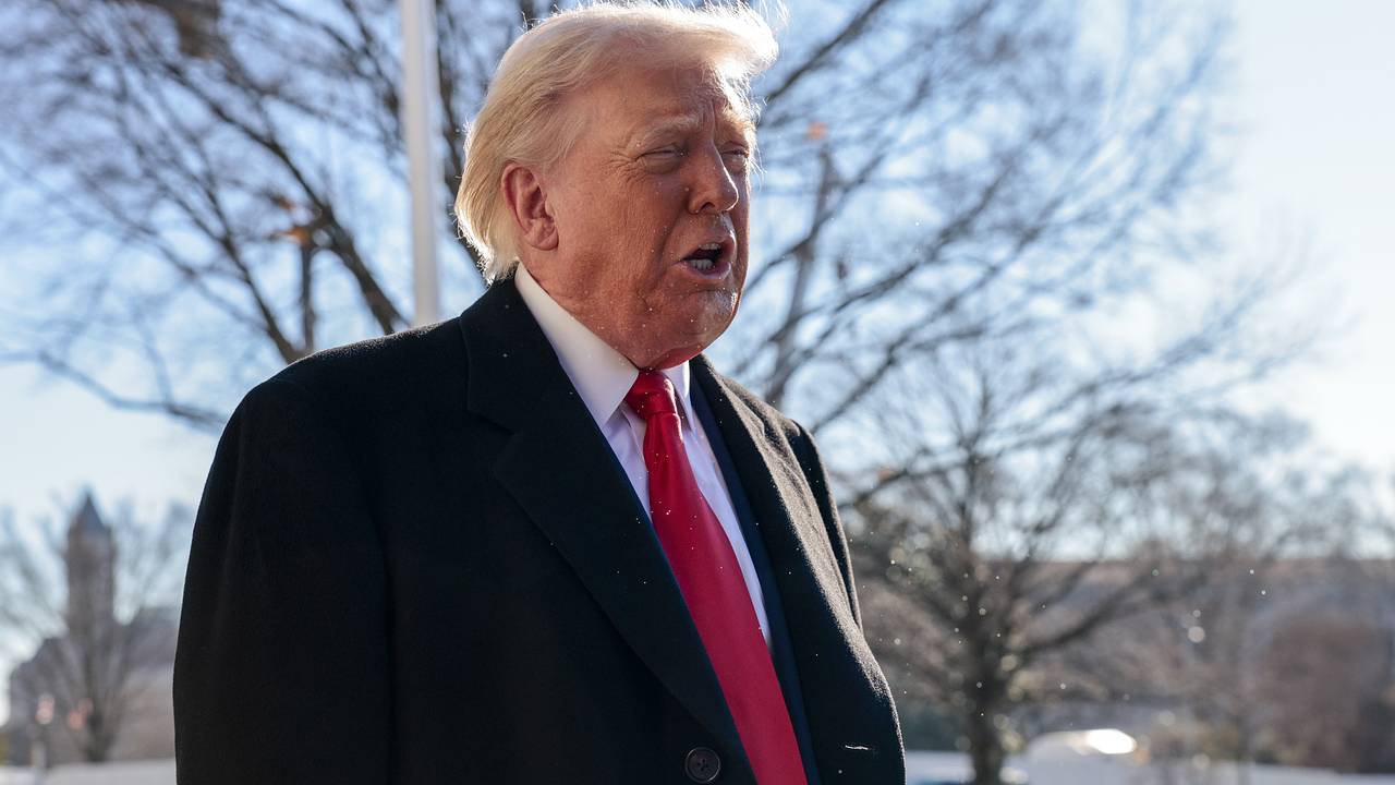 Трамп показал средний палец работнику завода Ford