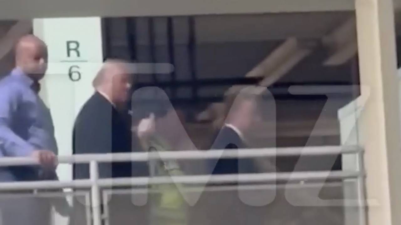 Появилось видео с показывающим средний палец Трампом Появилось видео с показывающим средний палец Трампом