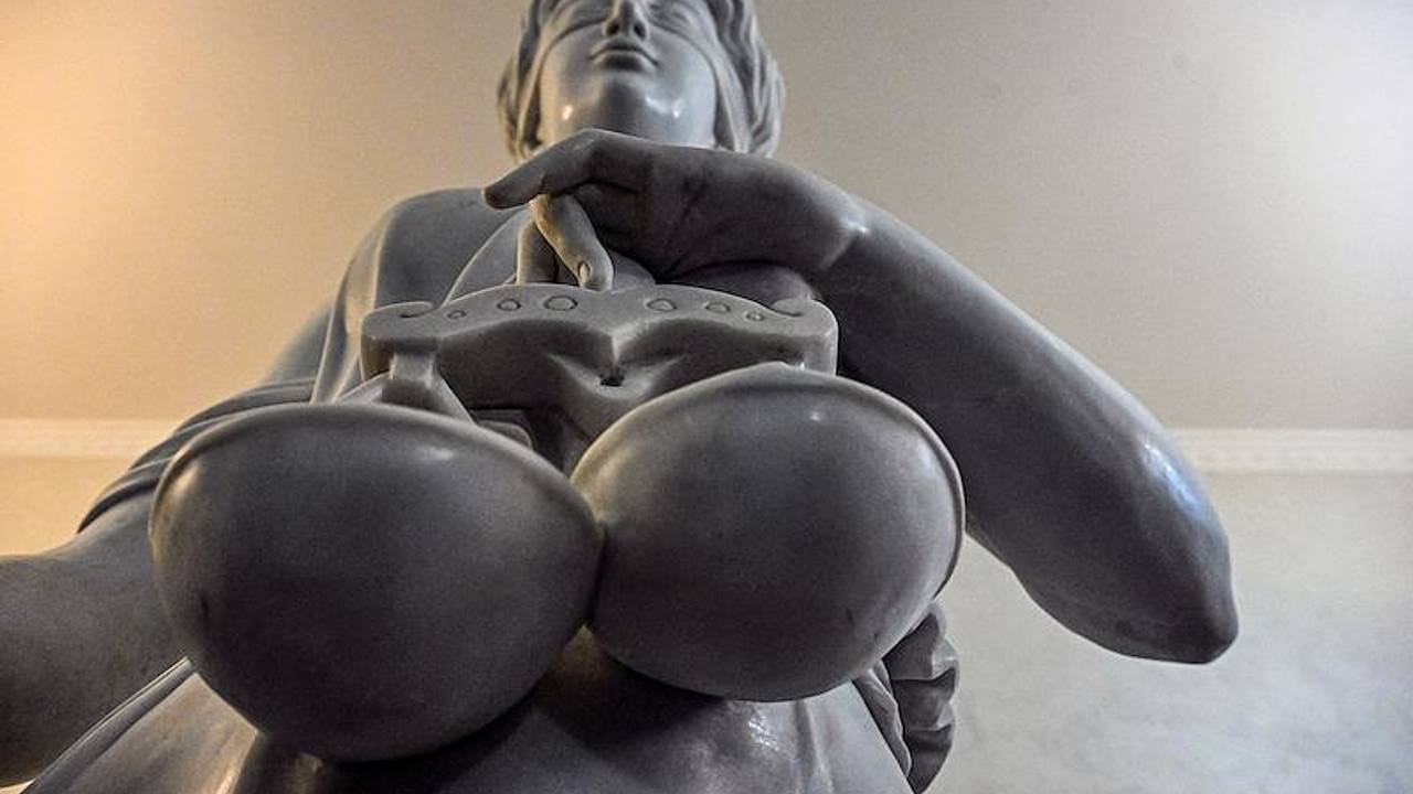 Россиянин избил жену за отказ клеить обои 31 декабря и поплатился