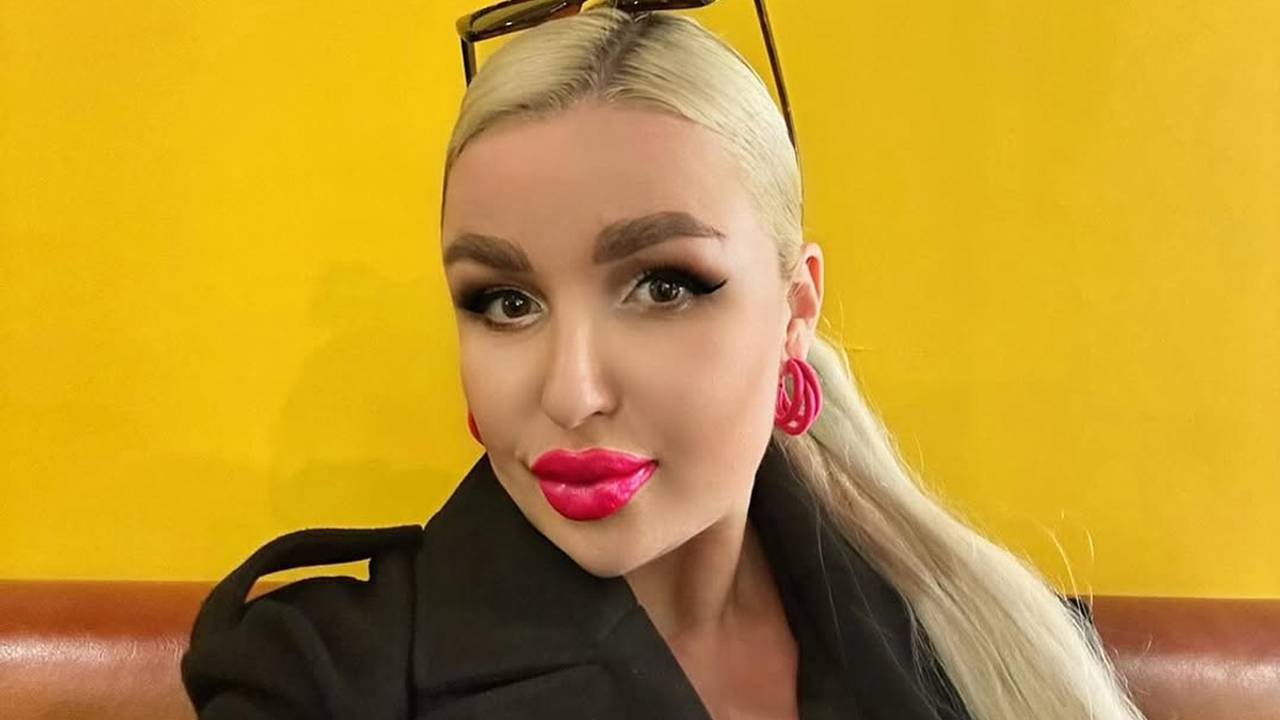 «Я на *** пошлю кого угодно». Россияне возмущены откровенными фото активистки ЛДПР, которая называет граждан «бичами на лавке»