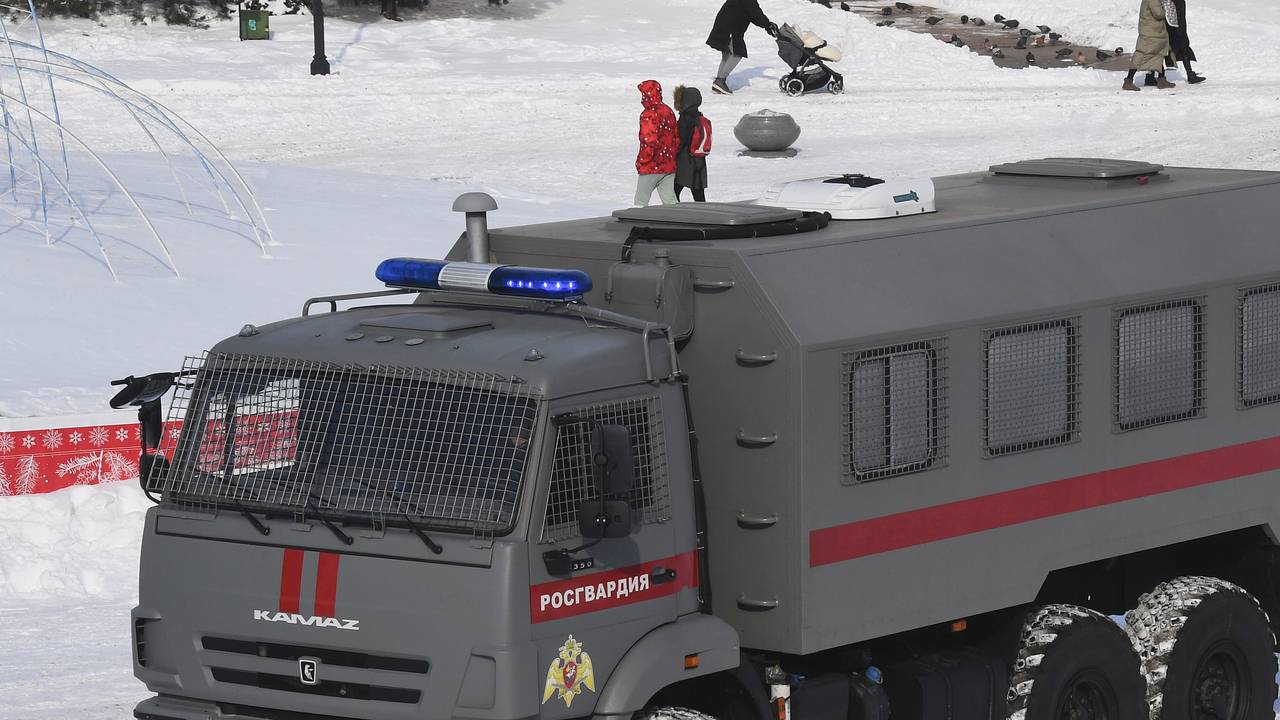 Жителей российского города из автобусов пересадили в автозаки