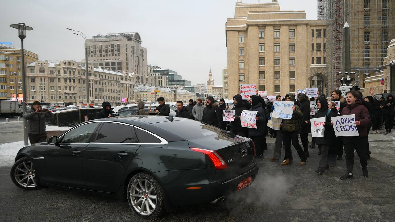 Протестующие заблокировали машину британского дипломата у здания МИД