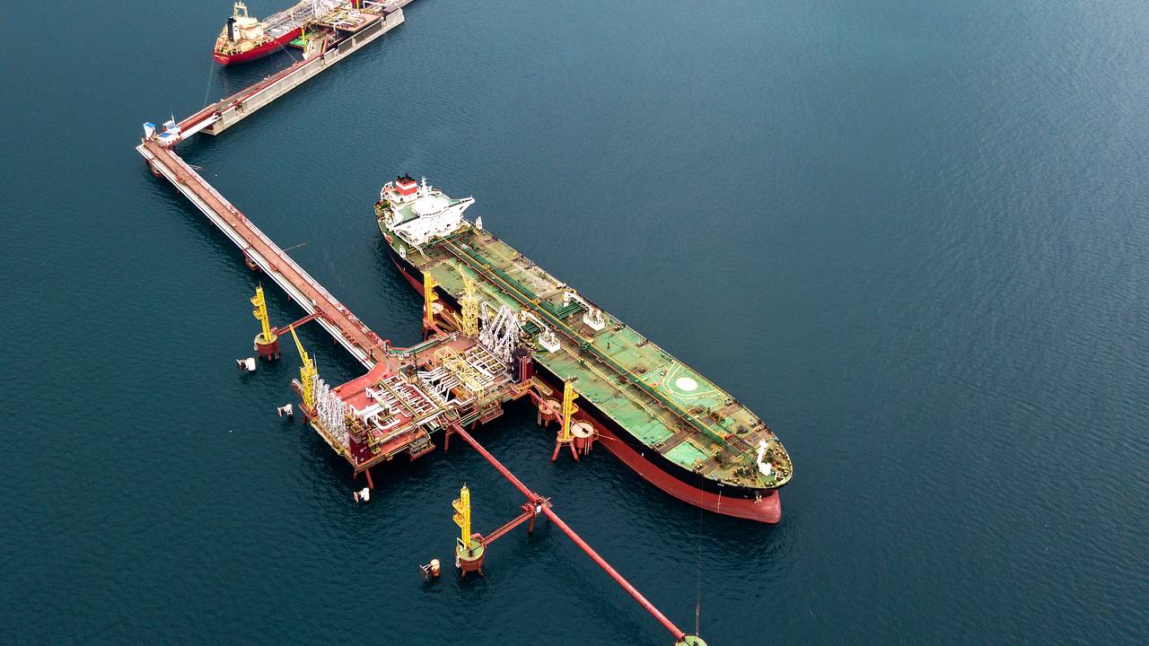 Поставки российской нефти по морю рухнули