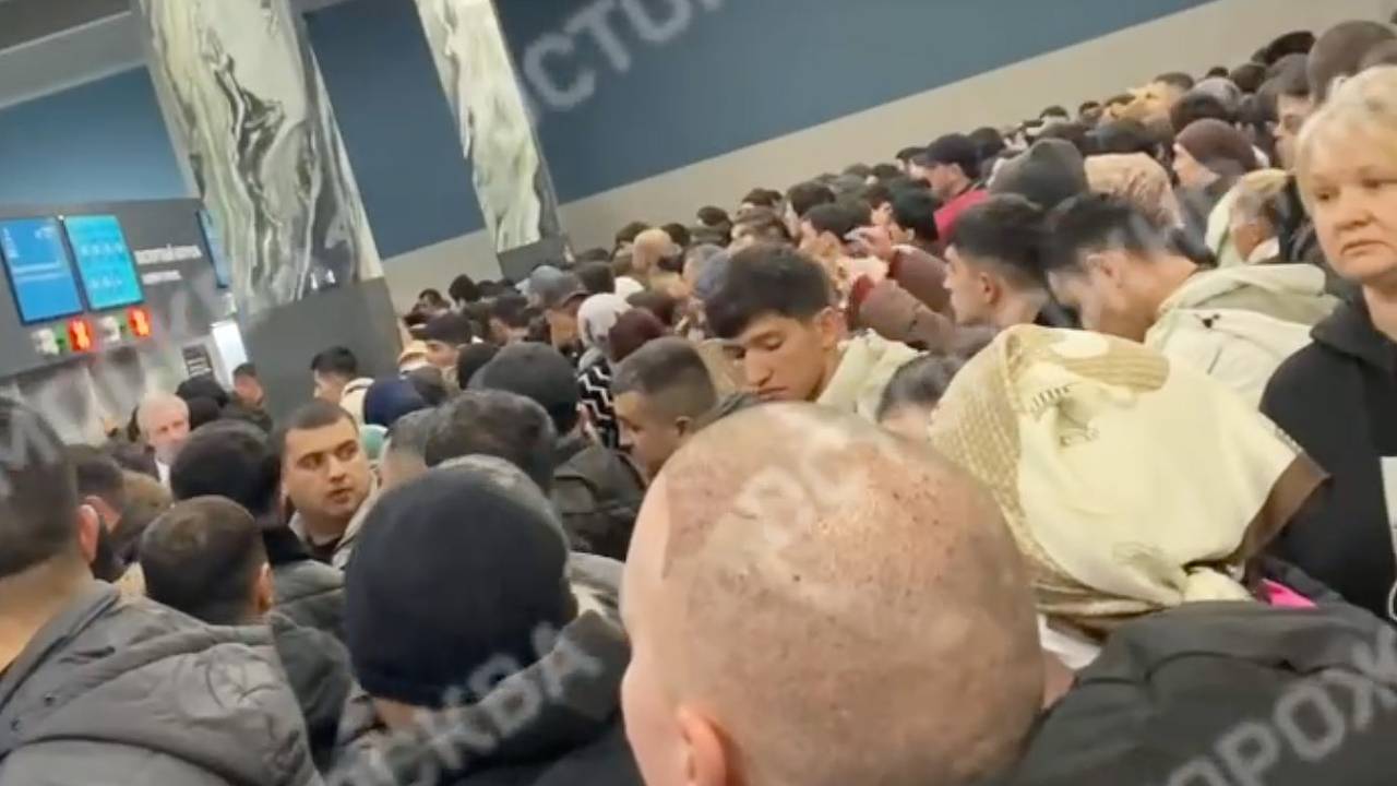 Обстановка с толпами пассажиров в аэропорту Москвы попала на видео