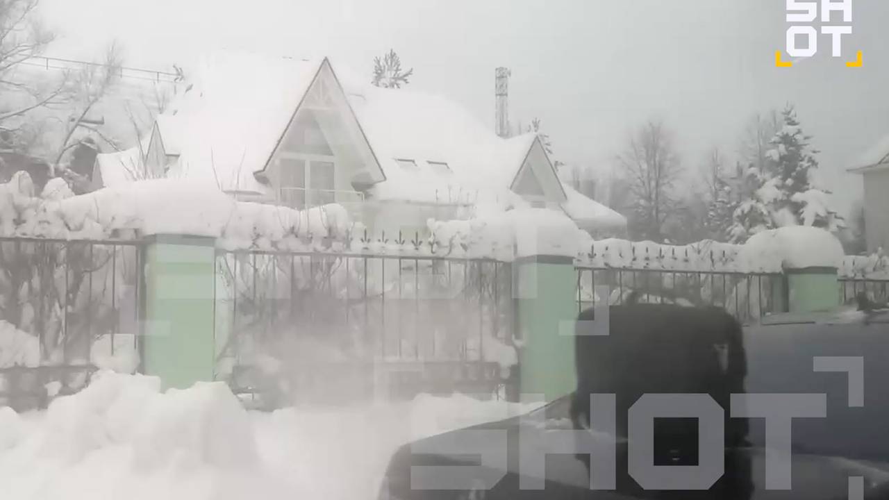 Появились первые кадры с места гибели экс-замминистра труда России у его особняка Появились первые кадры с места гибели экс-замминистра труда России у его особняка