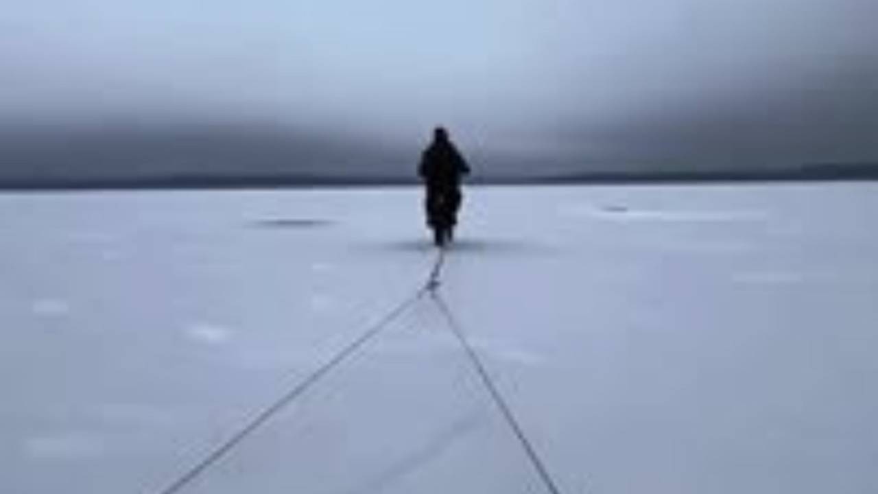 Жители Подмосковья устроили заезд по льду на электробайке и диване Жители Подмосковья устроили заезд по льду на электробайке и диване
