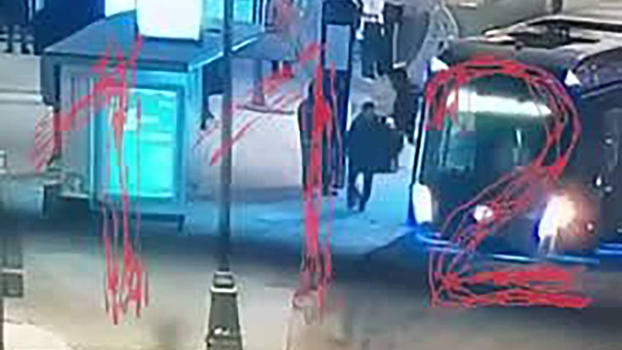 Стрельба на остановке в центре Москвы с участием 17-летнего попала на видео Стрельба на остановке в центре Москвы с участием 17-летнего попала на видео