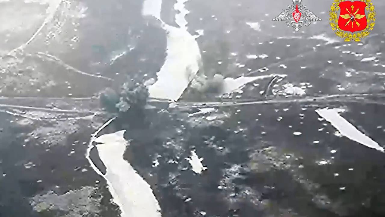 МО опубликовало видео с ударом ВСК России по переправе ВСУ через Оскол