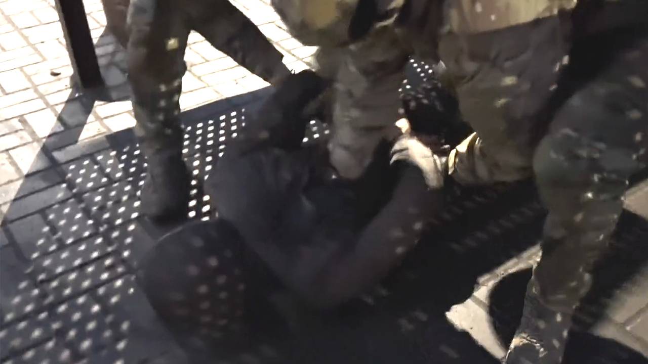 Трое наблюдавших за российскими военными граждан попали под следствие