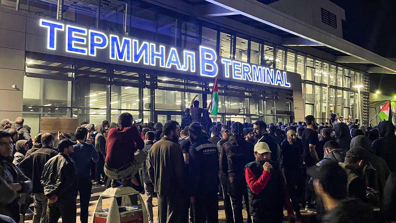 Двое мужчин выслушали приговор за беспорядки в российском аэропорту