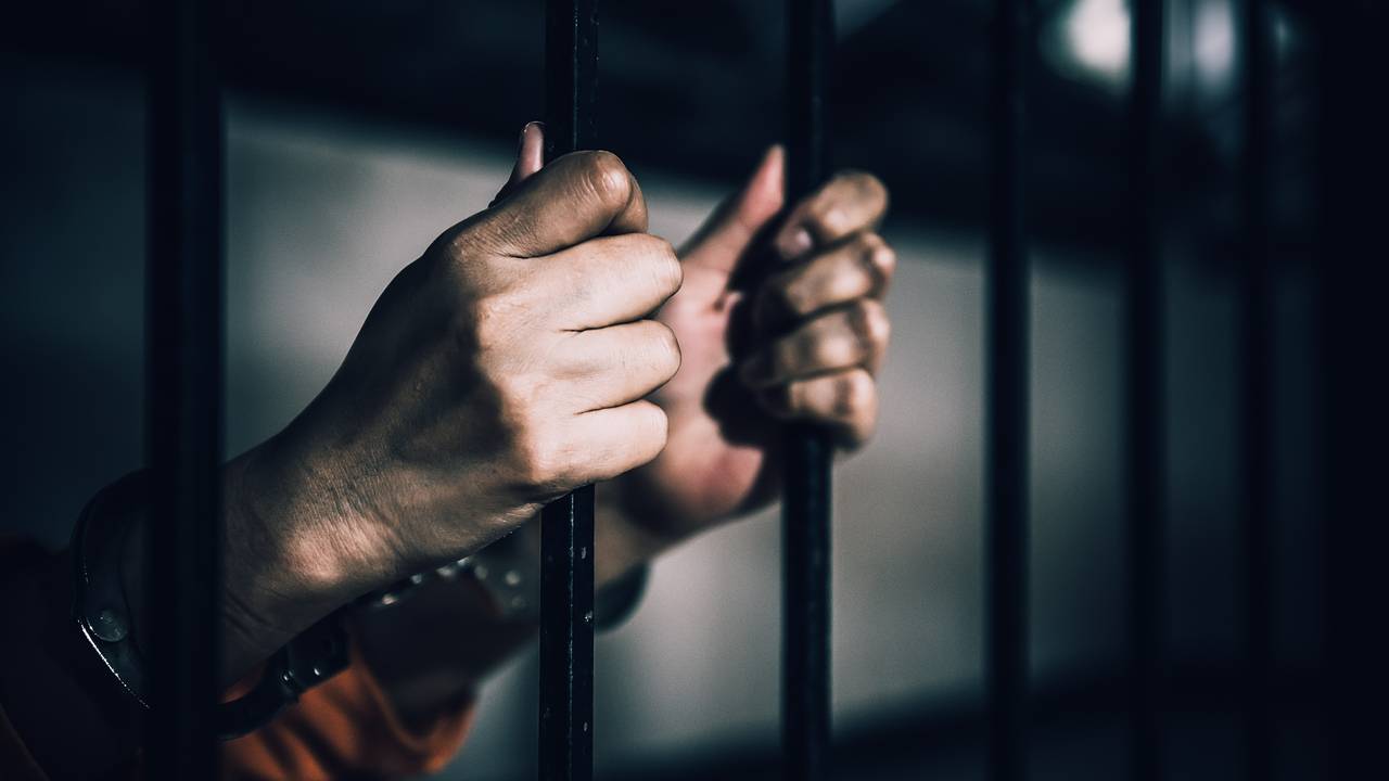 Двое мужчин попали в рабство к отцу и сыну в российском регионе