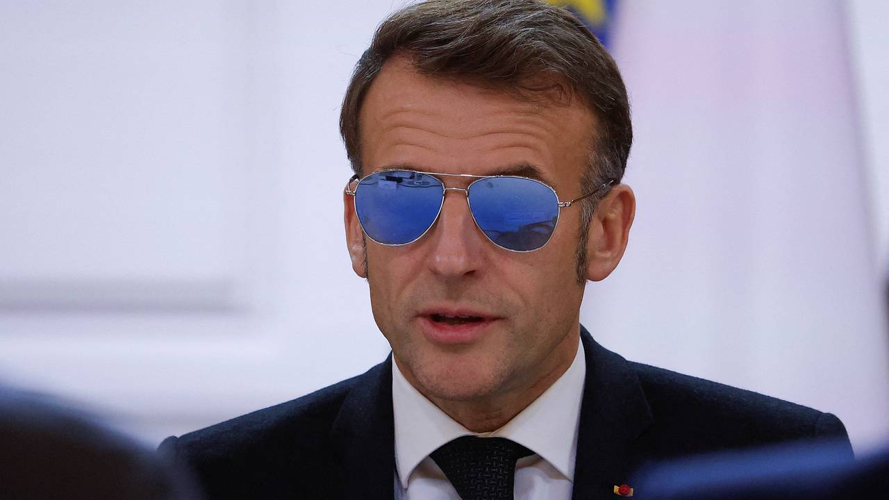 Макрон появился в солнечных очках в Елисейском дворце и призвал остальных смириться